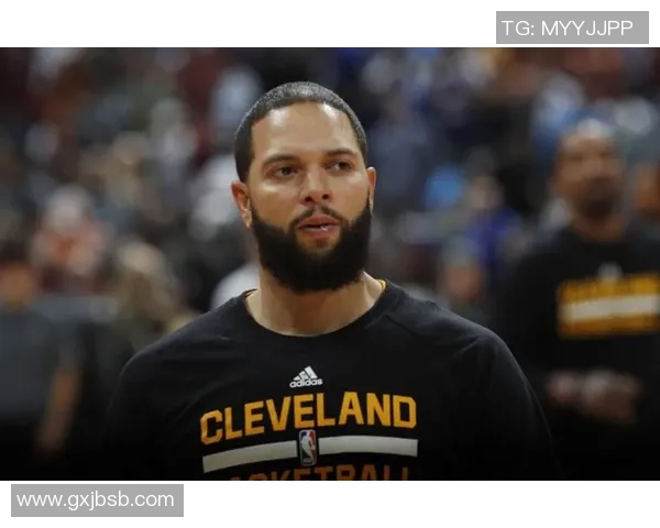 足球明星的辉煌与陨落:从巅峰到突然下坠的心路历程 足球明星的辉煌与陨落:从巅峰到突然下坠的心路历程